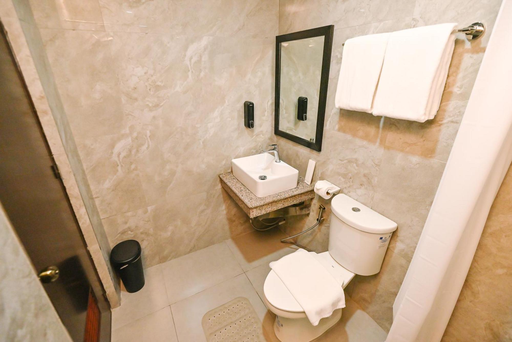 Monaco Hotel Taytay  Bagian luar foto